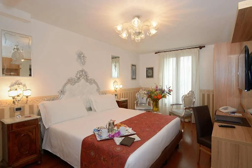 Unahotels Ala Venezia 0*,  Italia